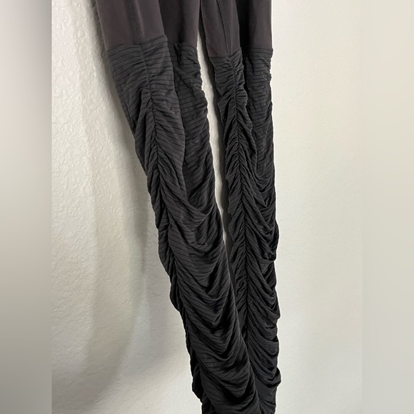 Beyond Yoga Legs For Days Gray Full Leggings Pants Ruching
Ruched-XS - Picture 3 of 5